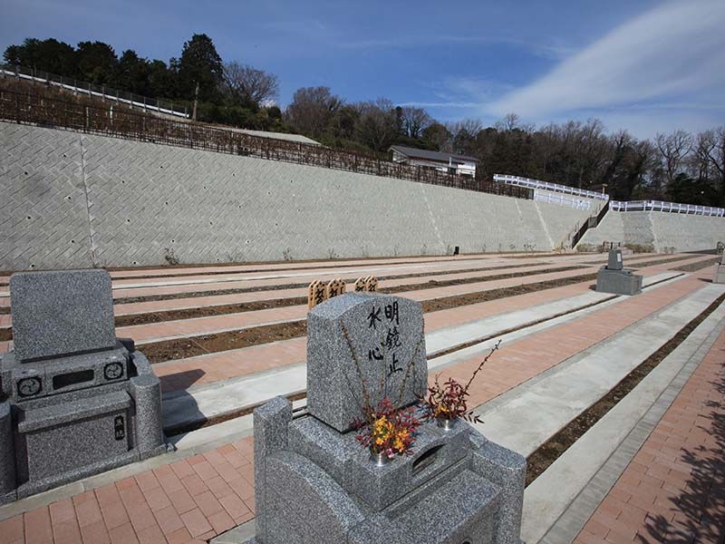 空と海 新・吉祥公園墓地　全ての区画が南向きで明るい墓域