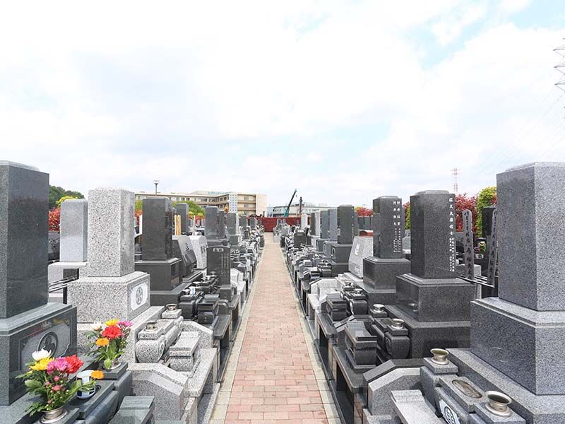 朝霞聖地霊園　平坦な参道