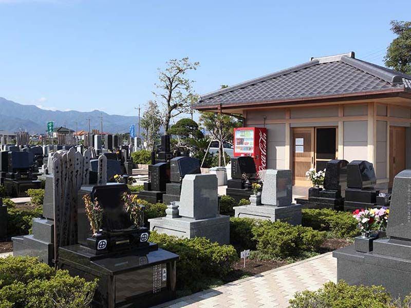 平塚中央霊園Ⅱ　墓域すぐにある管理施設