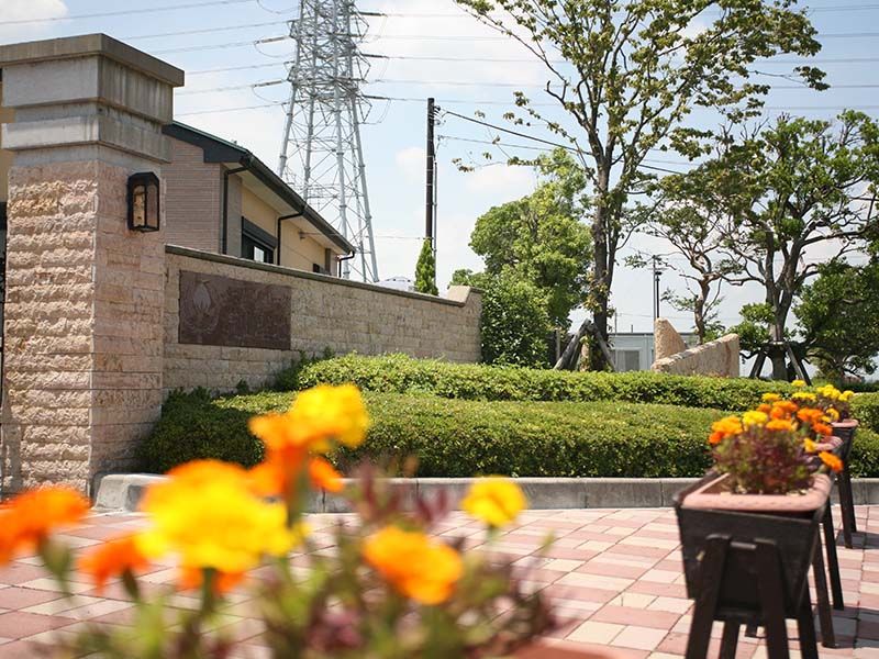 メモリアルパーク流山聖地　入り口に飾られたフラワーポット