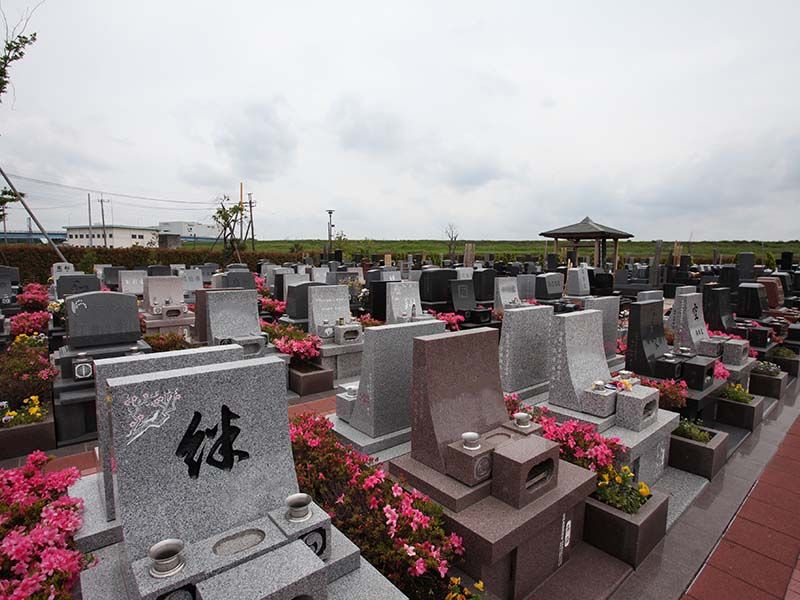 メモリアルパーク流山聖地　墓石サイドを花で飾った区画