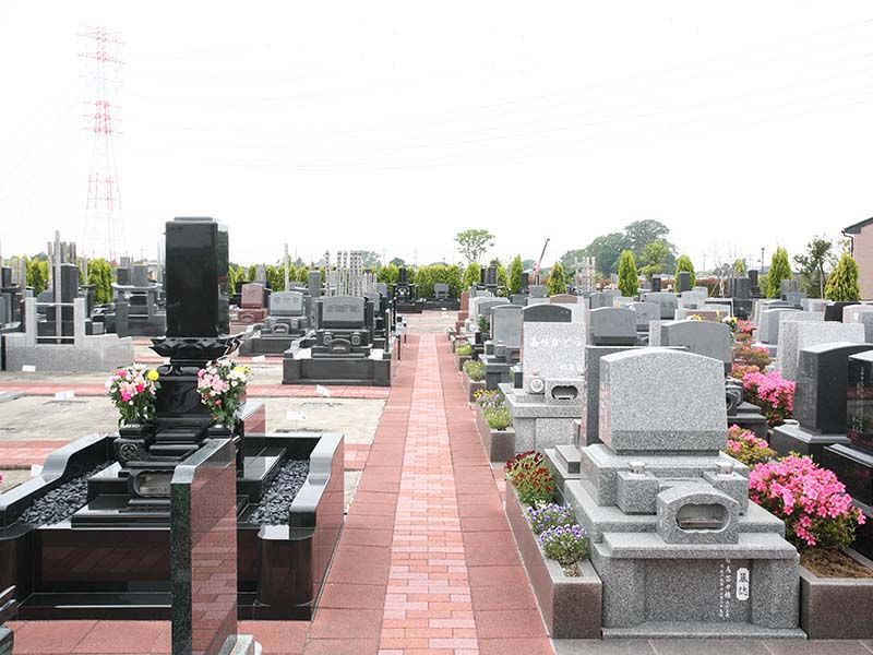 メモリアルパーク流山聖地　デザインが施された和型墓石