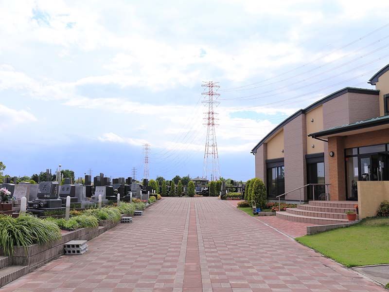 メモリアルパーク流山聖地　バリアフリー設計の参道