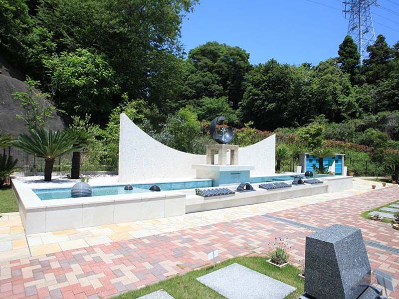 メモリアルパーク大磯 永代供養墓　緑に囲まれた供養塔