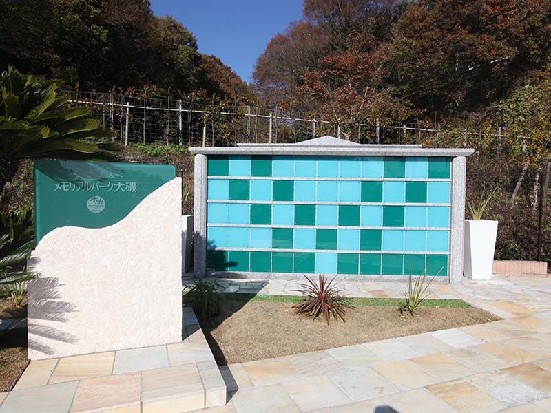 メモリアルパーク大磯 永代供養墓　さわやかな入口空間