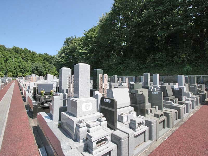 県央綾瀬霊園　様々な墓石が並ぶ墓域