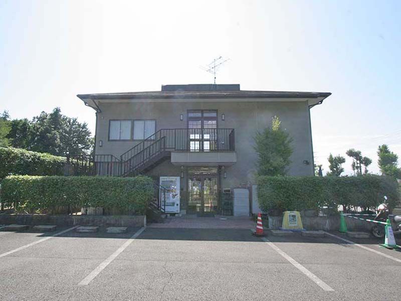 県央綾瀬霊園　駐車場の前にある管理施設