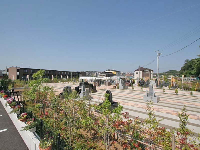 中和倉メモリアルひかりの郷　植栽や花が苑を包む