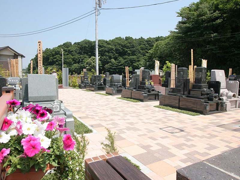 中和倉メモリアルひかりの郷　フラワーポットが飾られた一般墓所