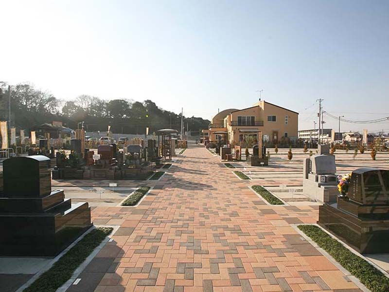 中和倉メモリアルひかりの郷　緑を望める拓けた苑内