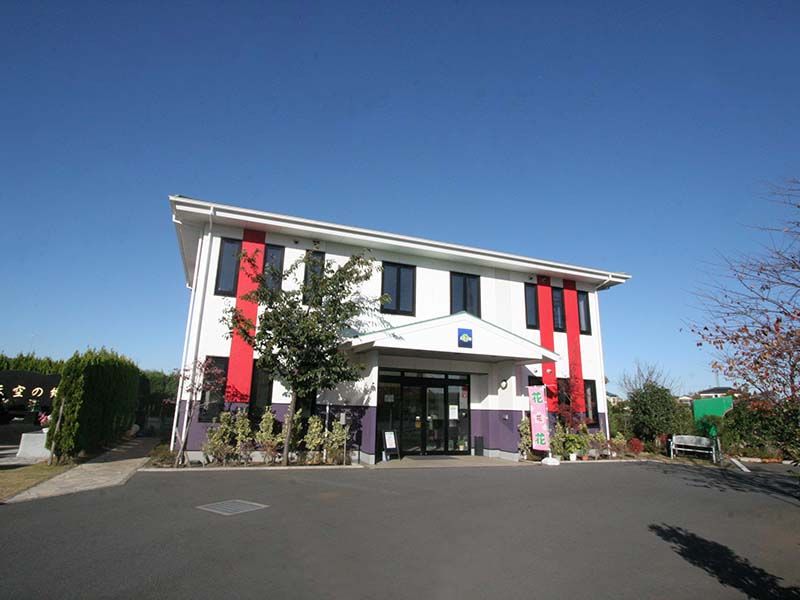 座間霊園 天空の郷　モダンな配色の管理棟