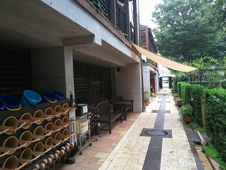 小平ふれあいパーク　掃除用具置き場とベンチ