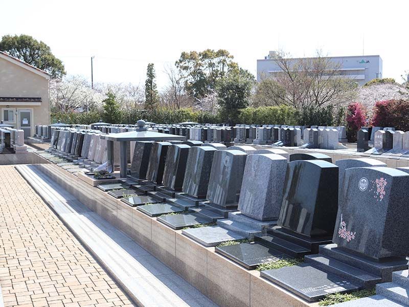 櫻乃里ふなばし聖地　彫刻を施された墓石