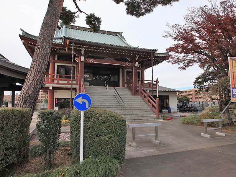 ひばりが丘浄苑　植栽が囲む東本願寺ひばりヶ丘別院