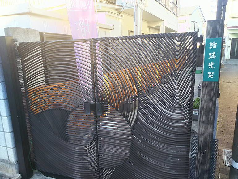 公園墓地 瑠璃光苑　街中になじむエントランス風景