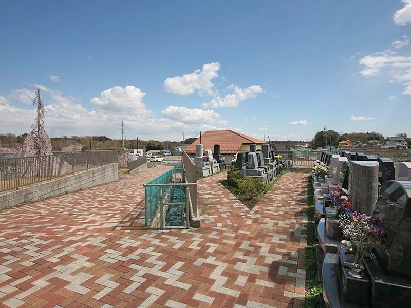 メモリアルパーク緑の丘　見通しの良い苑内