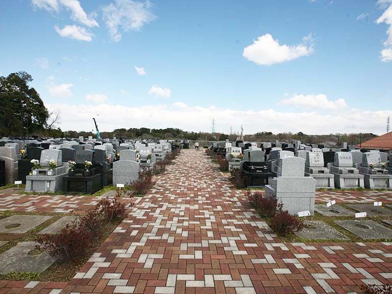 メモリアルパーク緑の丘　インターロッキング施工の参道