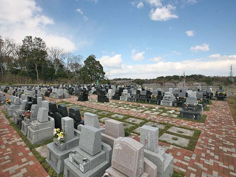 メモリアルパーク緑の丘　自然に囲まれた苑内