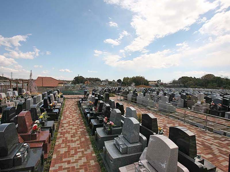 メモリアルパーク緑の丘　様々なデザインの洋型墓石