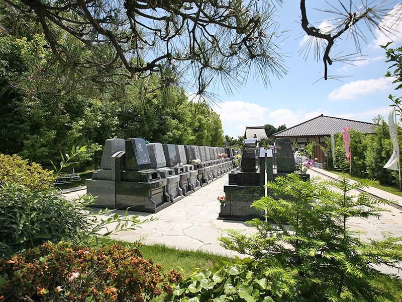 いわつき聖地霊園　和風の庭木に囲まれた園内