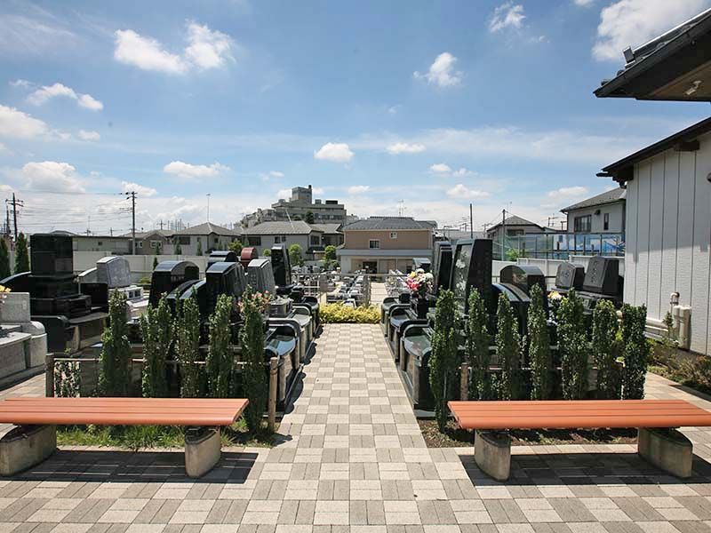 いわつき聖地霊園　墓域とベンチを隔てる生垣