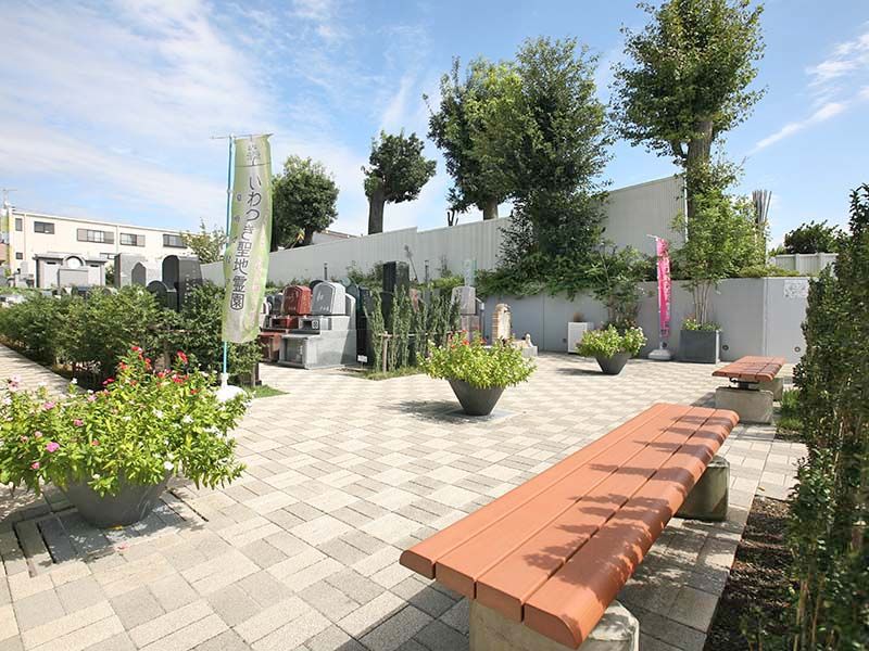 いわつき聖地霊園　緑豊かな園内にあるベンチ