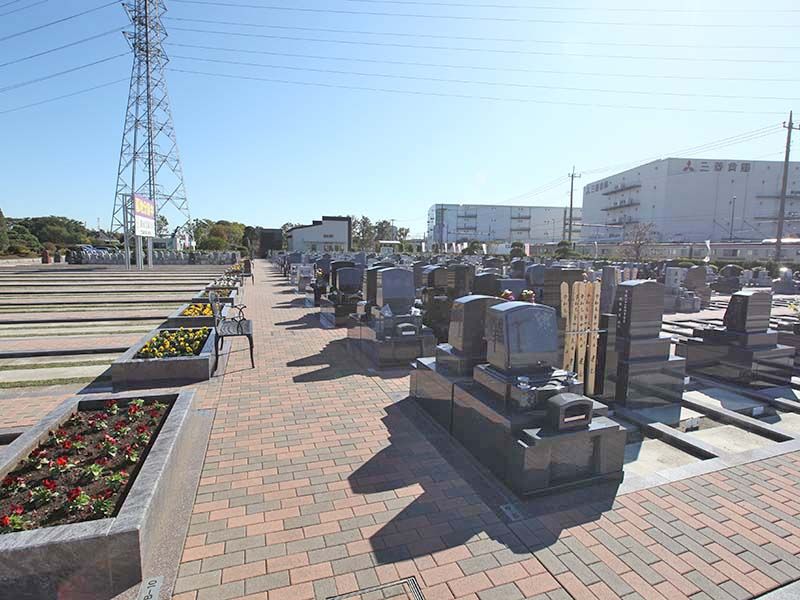 駅前霊園美南　レンガ調の平坦な参道