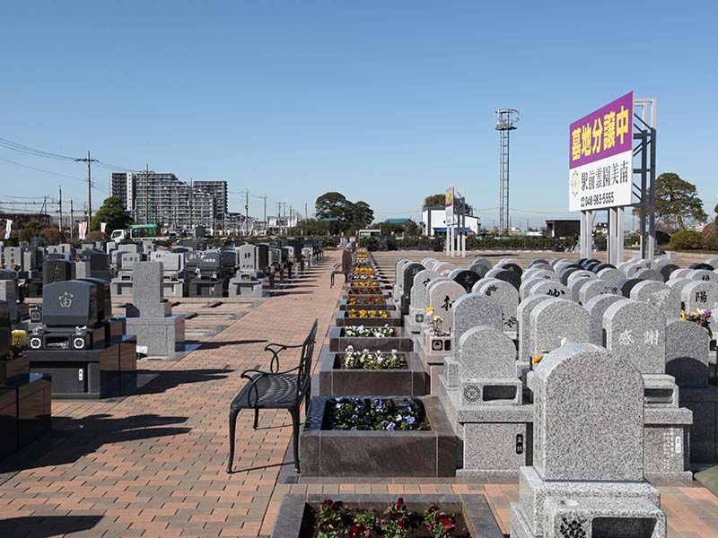 駅前霊園美南　花壇の花と休憩用ベンチ