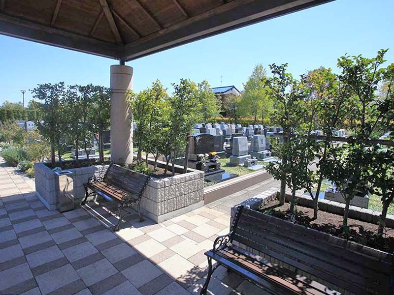 さいたまメモリアルパーク　居心地の良い休憩用ベンチ