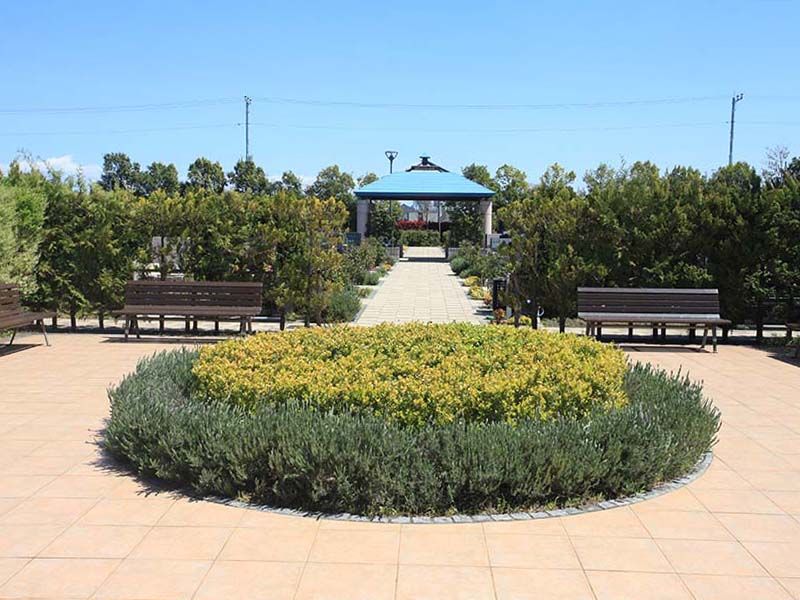 さいたまメモリアルパーク　まるで公園のような休憩用ベンチ