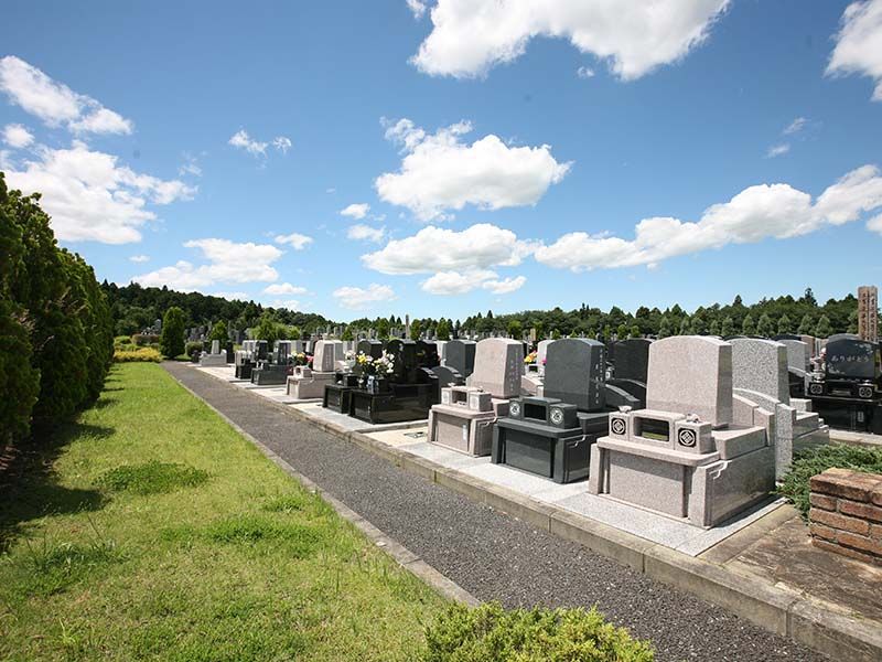 成田メモリアルパーク　日が当たり美しい御影石