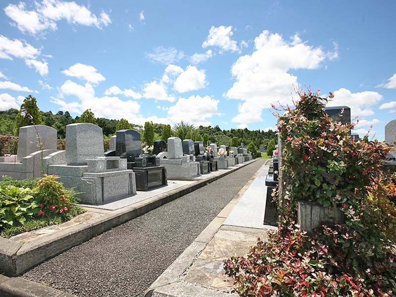 成田メモリアルパーク　手入れされた墓石