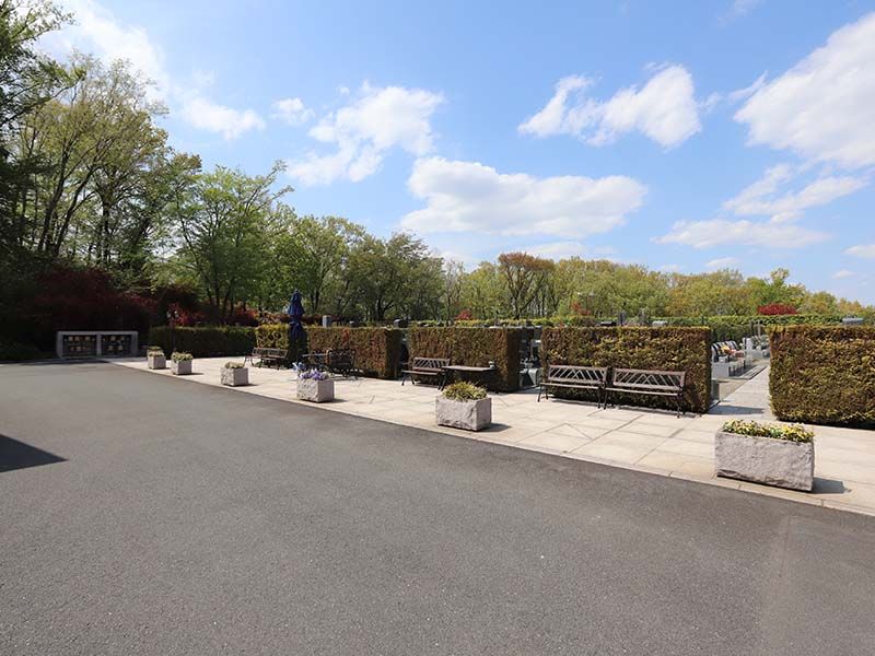 新ゆり天望の丘墓苑　至る所にあるベンチ