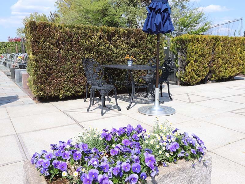 新ゆり天望の丘墓苑　参道に供えられた花