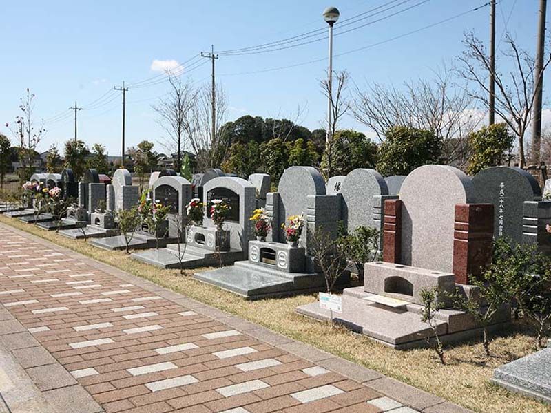 大宮霊園 第二期　様々なデザインの墓石が建つ芝生墓地