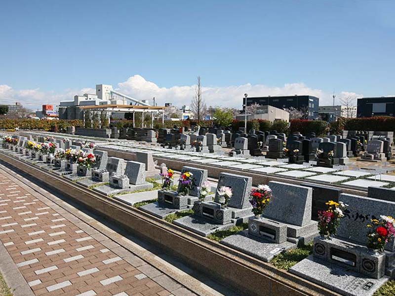 大宮霊園 第二期　花が供えられたテラス墓地