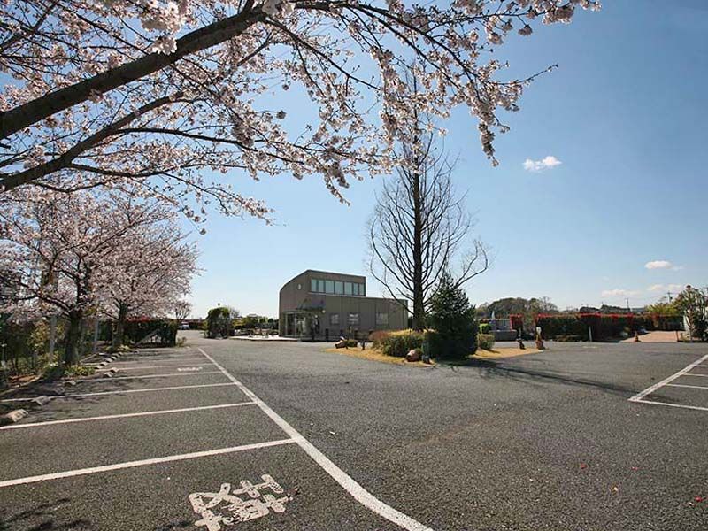 大宮霊園　広々とした専用駐車場