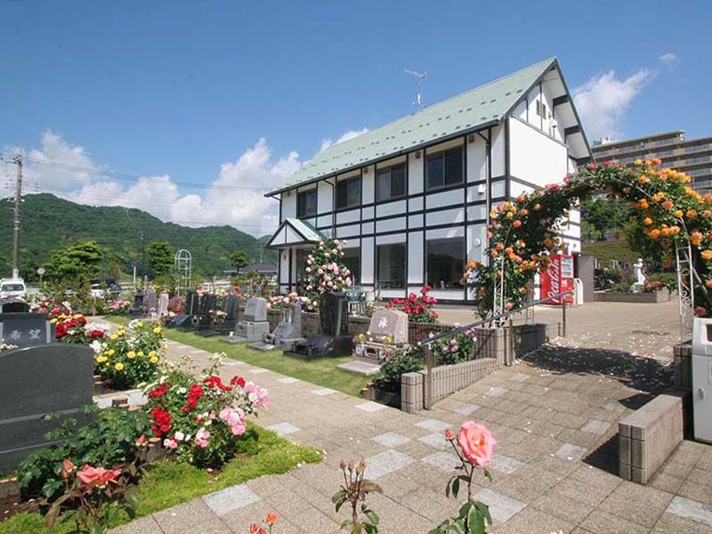 メモリアルパーク花の郷墓苑 厚木宮の里　バラのアーチを抜けると管理棟がある