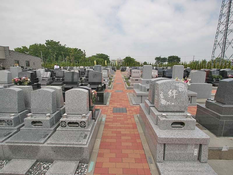 越谷しらこばと霊園　開放感がある霊園内