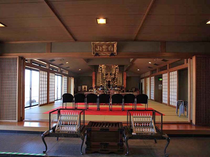 神奈川聖堂　荘厳な本堂