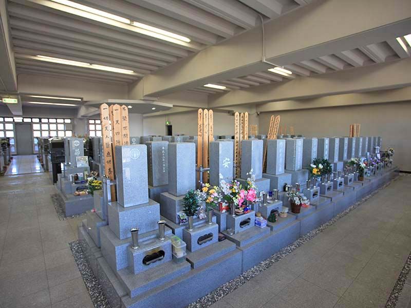 神奈川聖堂　自然光が入り明るい墓域