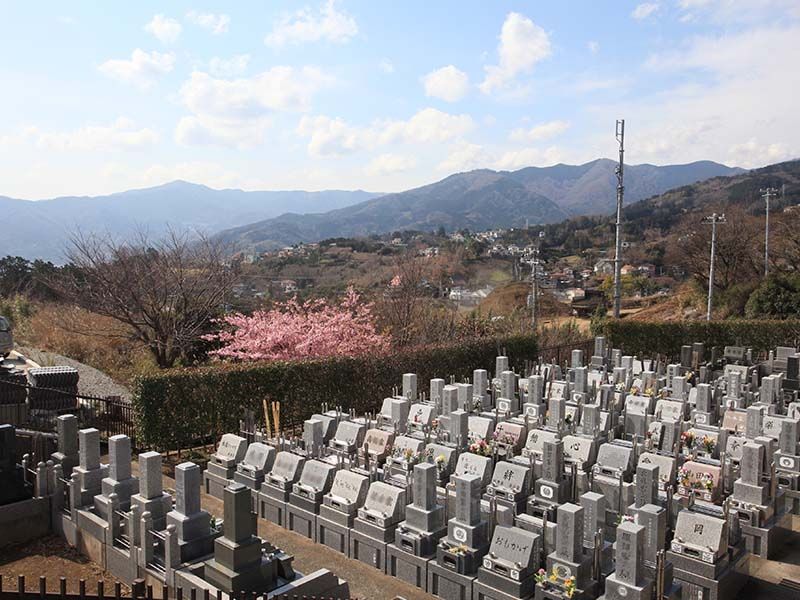 湯河原吉祥公園墓地　山々が連なり自然に囲まれた墓域
