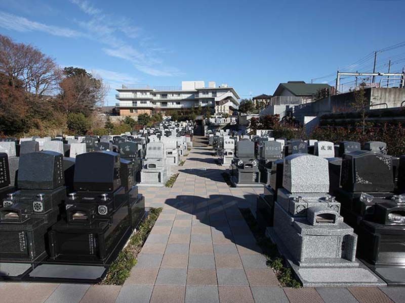 川口霊園かわぐちの杜の広い園内通路