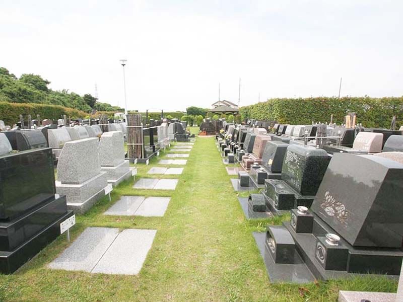 春日部メモリアルヒルズ　墓所間にゆとりのある芝生墓所