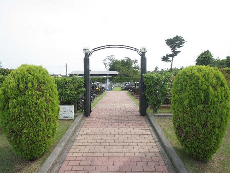 春日部メモリアルヒルズ　植栽に囲まれた入り口