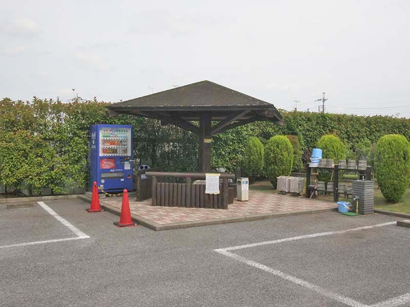 春日部メモリアルヒルズ　参拝道具と水汲み場の横にある東屋