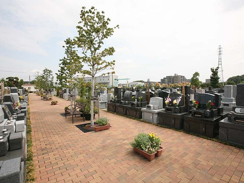 公園墓地 彩の恵　ベンチのある広い参道