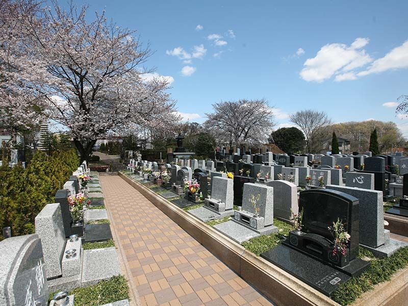 染谷の里 大宮四季彩霊苑　墓域間にゆとりのあるテラス墓所