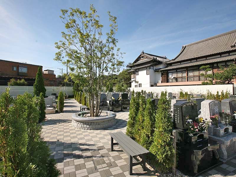 染谷の里 大宮四季彩霊苑　日当たり良好の苑内