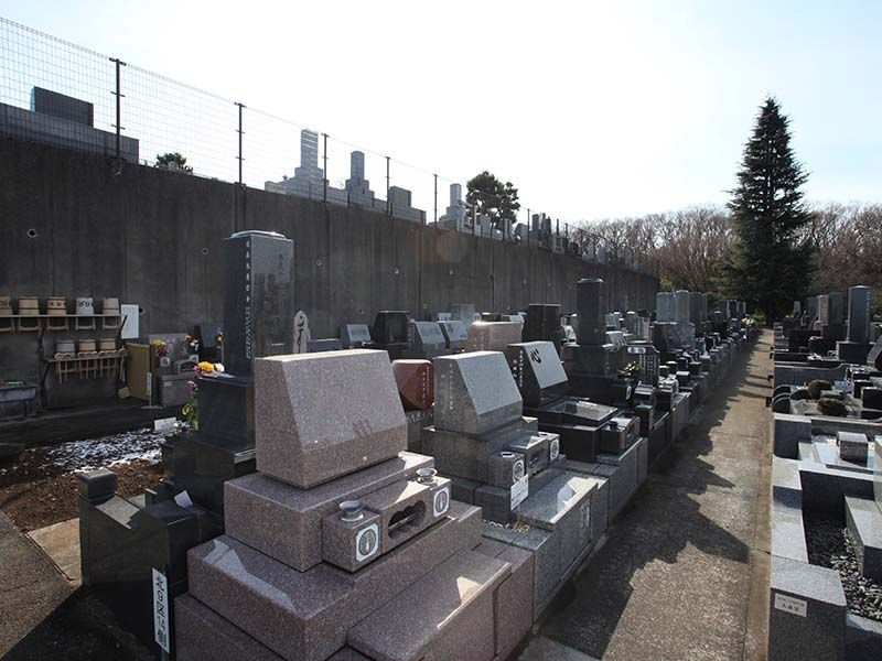 春秋苑　整然とした墓域